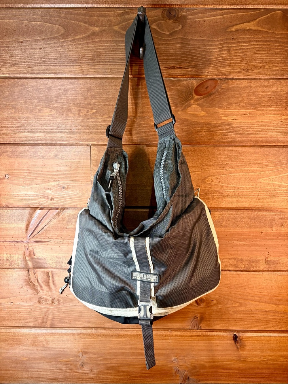 Eddie Bauer Black Sling Laptop Crossbody with Silver Trim 🩶